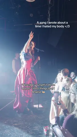 Throwback to ‘me against my head’ on the red for your ex tour 🥲 I miss it big time #OnTour #meagainstmyhead #singersongwriter 