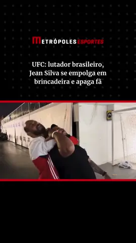 O lutador brasileiro de #MMA, #JeanSilva, de 28 anos, acabou passando do ponto na hora de atender o pedido de um fã. Em vídeo que circula nas redes sociais, o lutador do peso pena do #UFC aparece aplicando um mata leão em um rapaz para a foto, mas Jean acaba finalizando o fã. #SportsNews
