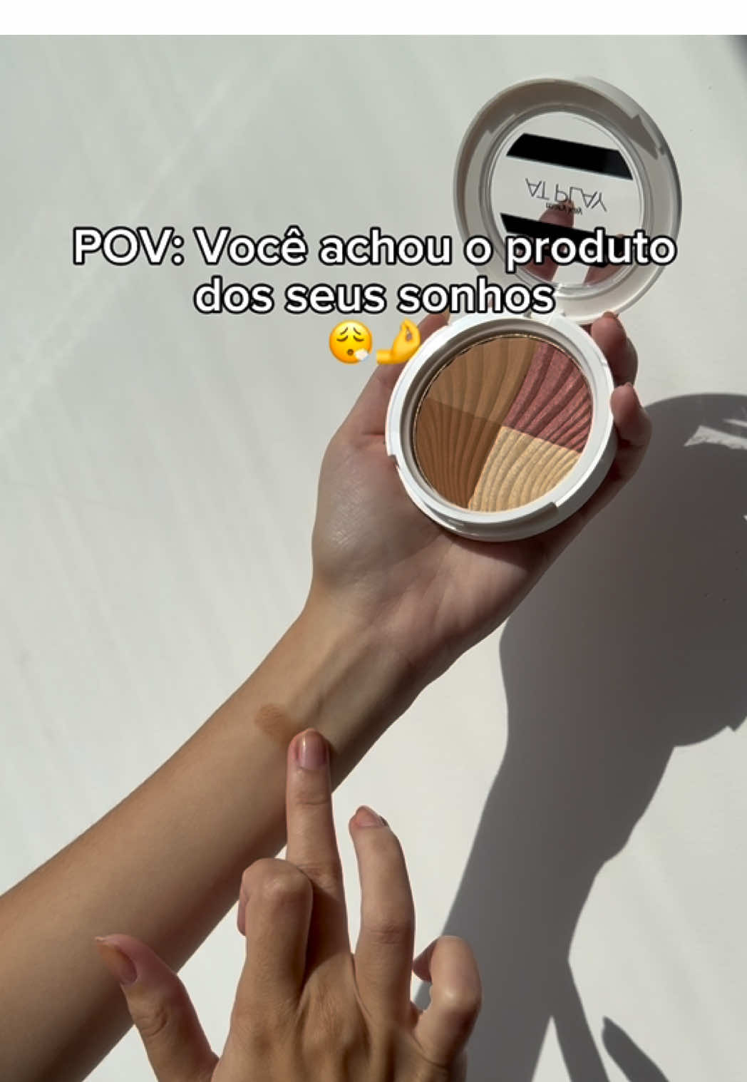 Novidade para quem ama maquiagens práticas e radiantes ✨ O Mary Kay At Play Pó Facial Multifuncional é o 4 em 1 dos sonhos: blush, contorno, iluminador e bronzer. Tudo que sua make precisa para dar o brilho e o efeito “Sun Kissed” perfeito. ☀️ Quem aí já está louca para testar? 👀 #marykaybrasil #maquiagem #makeuphacks #sunkissed 