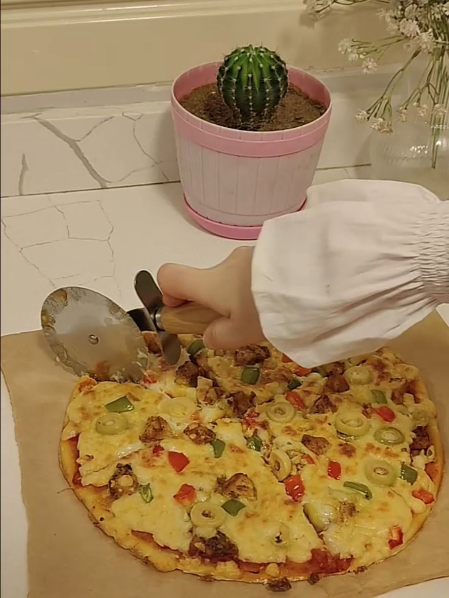 عملت بيتزا فراخ ونسيت أطلب دليفري بعدها🍕 . . . الفيديو ده، هنعمل سوا بيتزا فراخ ولا أروع، بعجينة هشة وطرية، وصوص بيتي لذيذ، وكمان هقولكم على سر الجبنة المطاطية اللي بتخلي البيتزا شبه الجاهزة وأحلى كمان! جربوها بالطريقة دي، وهتدمنوها من أول مرة! ماتنسوش تعملوا لايك وتشتركوا في القناة عشان يوصلكم كل فيديوهاتى 🥰😘 #اكسبلور  #ايمى_الشاهى  #بيتزا_فراخ #وصفات_سريعة #وصفات_سهلة #أكل_بيتي #مطبخ_بيتي #عجينة_البيتزا #أكل_لذيذ #طبخ_بيتي #بيتزا_زي_المطاعم #يوميات_مطبخ #أفكار_غداء #أكلات_أطفال