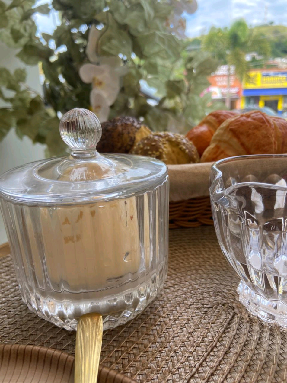 Conheça a Manteigueira francesa, o jeito charmoso de manter sua manteiga sempre macia, pronta para usar sem estragar! Ela funciona com um truque simples: um pouco de água na base cria uma vedação natural, mantendo o ar longe da manteiga RESULTADO ? Textura perfeita, sabor preservado e muita praticidade no seu dia a dia ! Gostaram?  Me conte aqui nos comentários 👇 📍Enviamos para todo Brasil 🇧🇷 📍 WhatsApp (19)97150-2992 #ultilidadesdomesticas #circuitodasaguas #miacasa #manteiga #mantegueirafrancesa 