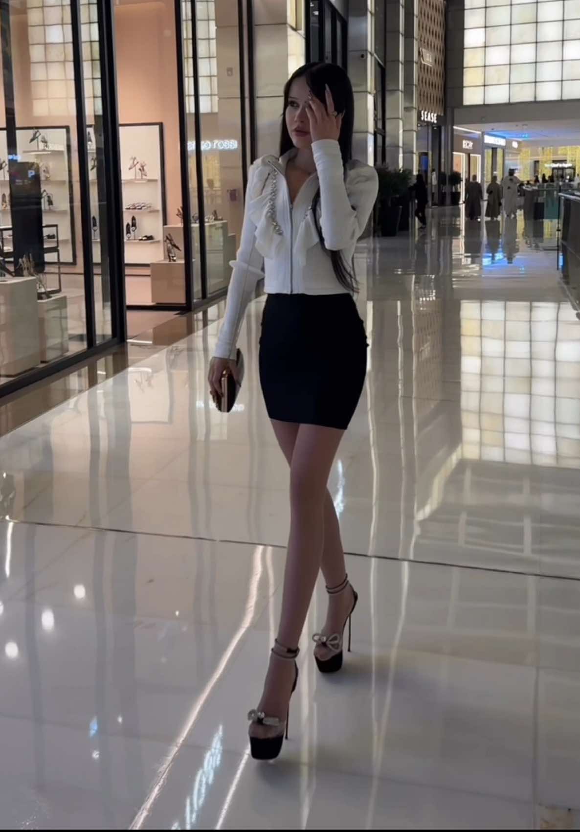 Shopping time 🖤 #NadinaIoana#fashionblogg#highheelslover#highheelsshoes#highheelschallenge#stilettohighheels#dubaimall 