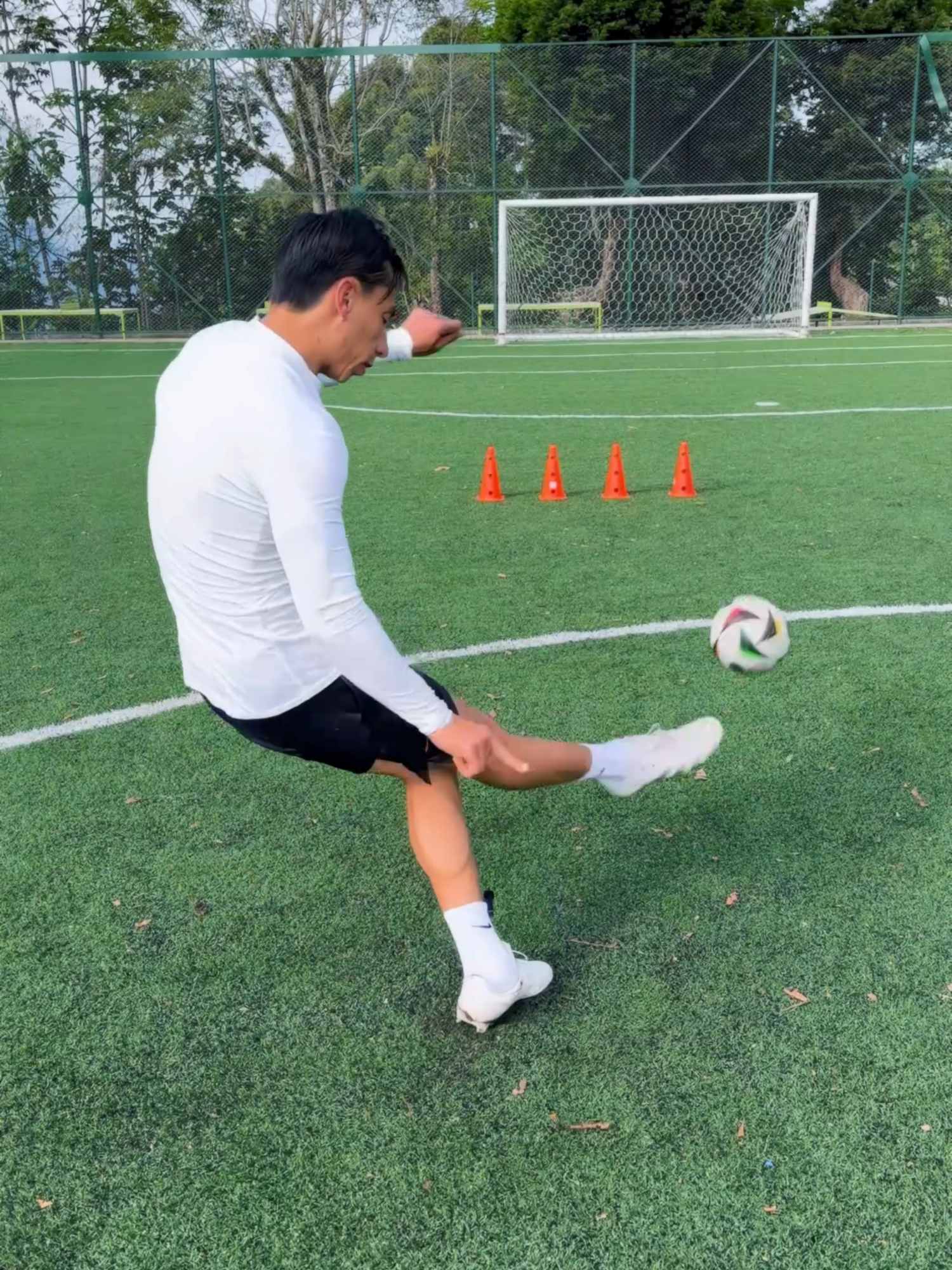 futbolista aprende como pegarle al balón para cobrar faltas o tiros libres 🔥 #football #tutorial #soccertiktok #entrenamientofutbol #futbol⚽️