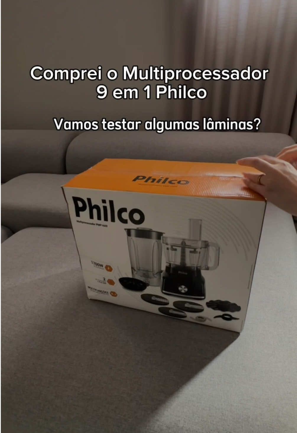 𝐀𝐪𝐮𝐢 𝐞𝐦 𝐜𝐚𝐬𝐚, 𝐩𝐫𝐚𝐭𝐢𝐜𝐢𝐝𝐚𝐝𝐞 é 𝐭𝐮𝐝𝐨! Por isso, decidimos investir no 𝐌𝐮𝐥𝐭𝐢𝐩𝐫𝐨𝐜𝐞𝐬𝐬𝐚𝐝𝐨𝐫 𝐝𝐞 𝐀𝐥𝐢𝐦𝐞𝐧𝐭𝐨𝐬 𝟗 𝐞𝐦 𝟏 𝐝𝐚 𝐏𝐡𝐢𝐥𝐜𝐨 — e que escolha incrível! 🖤 ✨ 𝐄𝐥𝐞 𝐩𝐫𝐨𝐜𝐞𝐬𝐬𝐚, 𝐫𝐚𝐥𝐚, 𝐜𝐨𝐫𝐭𝐚, 𝐦𝐢𝐱𝐚, 𝐟𝐚𝐭𝐢𝐚, 𝐞𝐬𝐩𝐫𝐞𝐦𝐞, 𝐩𝐢𝐜𝐚 𝐞 𝐚𝐭é 𝐥𝐢𝐪𝐮𝐢𝐝𝐢𝐟𝐢𝐜𝐚! Tudo em um 𝐮́𝐧𝐢𝐜𝐨 𝐚𝐩𝐚𝐫𝐞𝐥𝐡𝐨. Ou seja: 𝐦𝐞𝐧𝐨𝐬 𝐭𝐞𝐦𝐩𝐨 𝐧𝐚 𝐜𝐨𝐳𝐢𝐧𝐡𝐚, 𝐦𝐚𝐢𝐬 𝐭𝐞𝐦𝐩𝐨 𝐩𝐫𝐚 𝐦𝐢𝐦! Com 𝟏𝟕𝟎𝟎𝗪 𝐝𝐞 𝐩𝐨𝐭ê𝐧𝐜𝐢𝐚, 𝐩é𝐬 𝐚𝐧𝐭𝐢𝐝𝐞𝐫𝐫𝐚𝐩𝐚𝐧𝐭𝐞𝐬, 𝐭𝐫𝐚𝐯𝐚 𝐝𝐞 𝐬𝐞𝐠𝐮𝐫𝐚𝐧ç𝐚 e peças que podem ir direto na 𝐥𝐚𝐯𝐚-𝐥𝐨𝐮ç𝐚𝐬, ficou ainda mais fácil manter tudo em ordem. Tô simplesmente 𝐚𝐦𝐚𝐧𝐝𝐨! E por aí, quem já tem um? 𝐕𝐨𝐜ê𝐬 𝐮𝐬𝐚𝐦 𝐦𝐮𝐢𝐭𝐨? 𝐌𝐞 𝐜𝐨𝐧𝐭𝐚! 👇.                                                      #multiprocessador #processadordealimentos #comidapratica #comidasaudavel #philco #casa #enxovaldecasanova  @Philco Brasil 