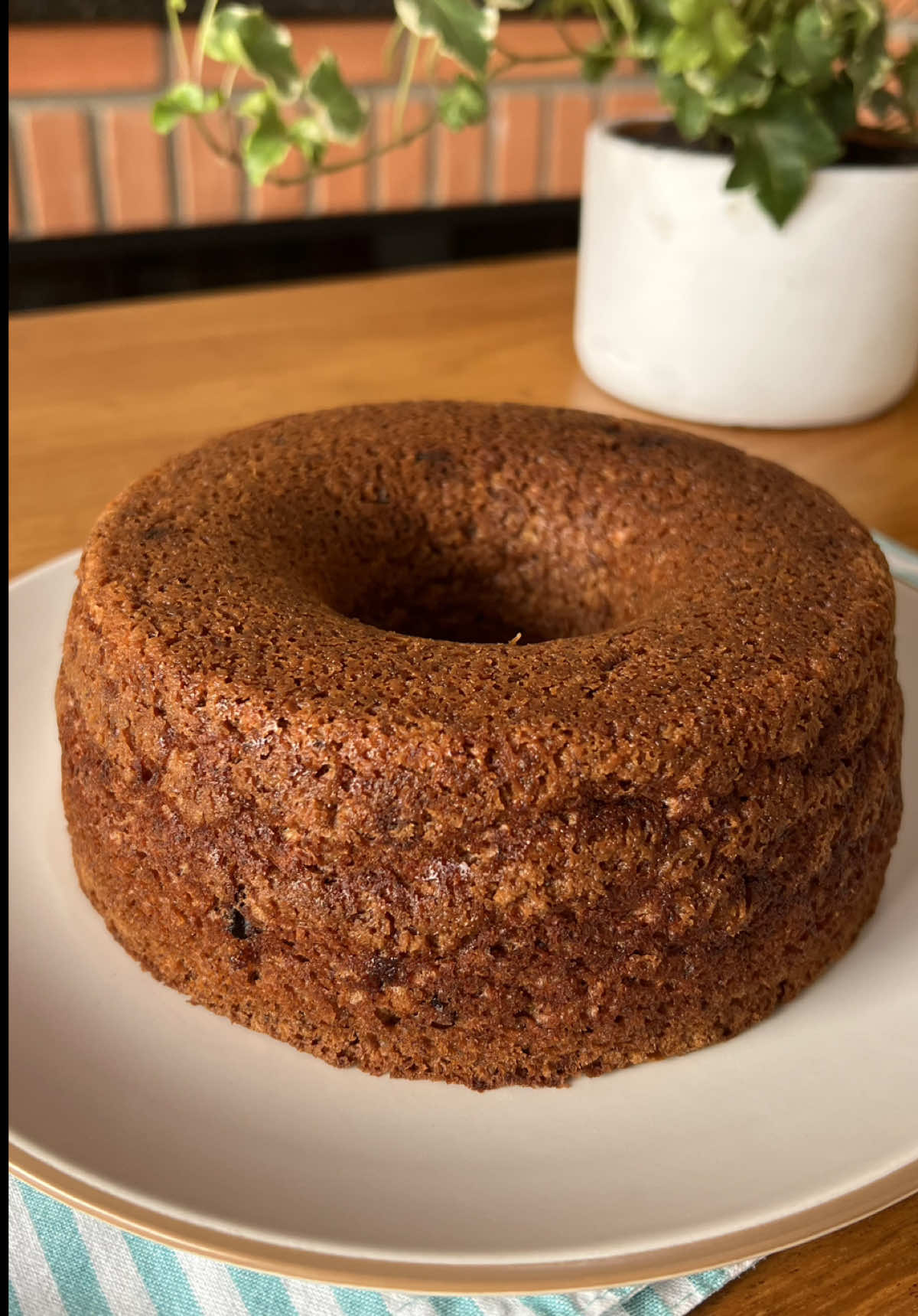 Bolo saudável sem farinha de trigo, sem leite e sem açúcar  ✨Ingredientes  2 maçãs  100ml de água  1 banana amassada 1 e 1/2 xícara de aveia em flocos finos(sem glúten) 1 xícara de uva passa 2 colheres de mel  2 ovos ½ colher de chá de canela  1 colher de sopa de fermento em pó 