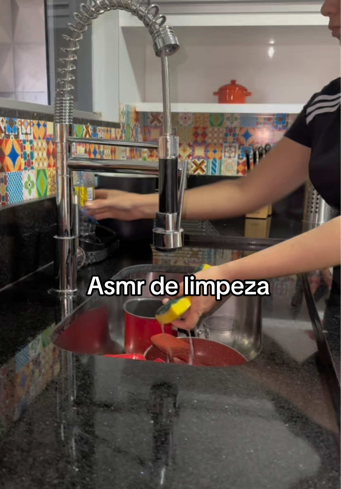 Segunda sempre é dia de limpeza 🧹🪣🫧 . . . #asmr #asmrdelimpeza #limpandoacasa #donadecasa #rotina #asmrsatisfatório #limpeza #limpandoacozinha 