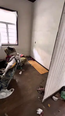 “No alto de um morro, encontramos uma casa abandonada que dizem ser mal assombrada. Entramos… e o que vimos lá dentro foi sinistro. Moradores de rua, objetos antigos e um sótão assustador que gelou a espinha. Você teria coragem?”#terror #sobrenatural #abandoned 