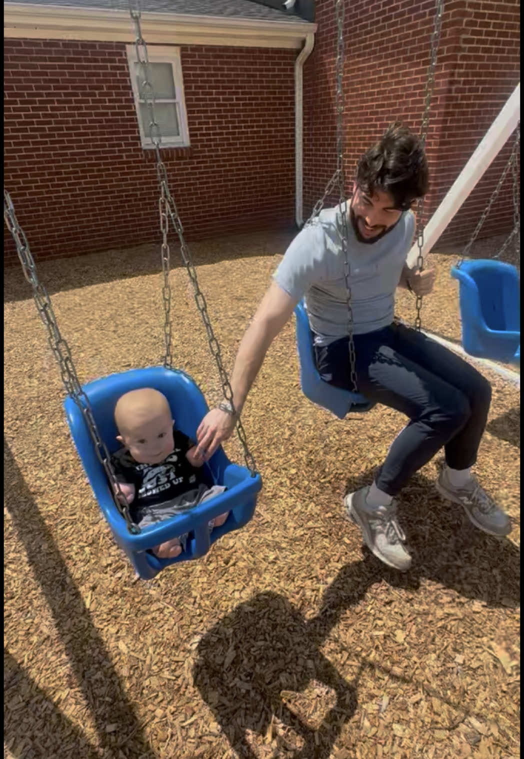 I think swinging is like top 10 of Brysons favorite things to do🥰🤍 #fyp #starfish #foryou #limbdifference #limbdifferenceawareness #luckyfin #paralympics #prosthetics #adaptive #dayinmylife #dayinthelife 