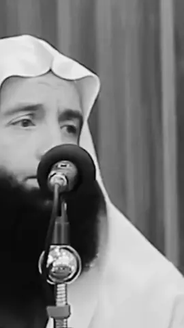 عن أبي هريرة رضي الله عنه قال : جاء رجل إلى رسول الله – صلى الله عليه وسلم – فقال يا رسول الله من أحق بحسن صحابتي قال « أمك » . قال ثم من قال « أمك » . قال ثم من قال « أمك » . قال ثم من قال « ثم أبوك » متفق عليه