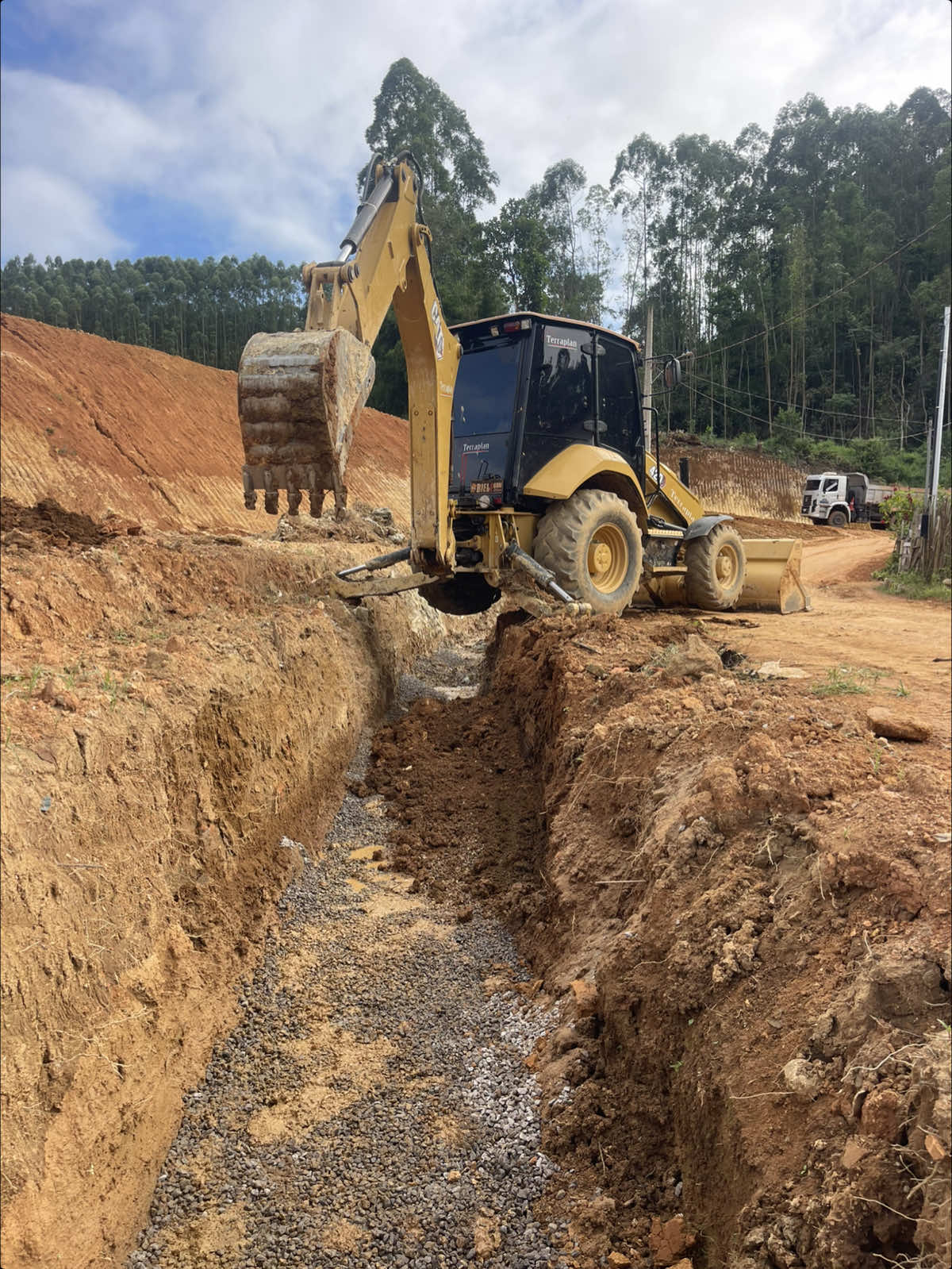 Retro escavadeira 420 cortando vala💥#retroescavadeira #caterpillar #operadoresdemaquinas #maquinaspesadas #retro420 #terraplanagem #sotreqcat #pesa #caterpillarequipment #sotreq #retroescavadeira🚜 #estradasdobrasil #tik_tok #operadoresdemaquinaspesadas #loucospormaquinas #420 