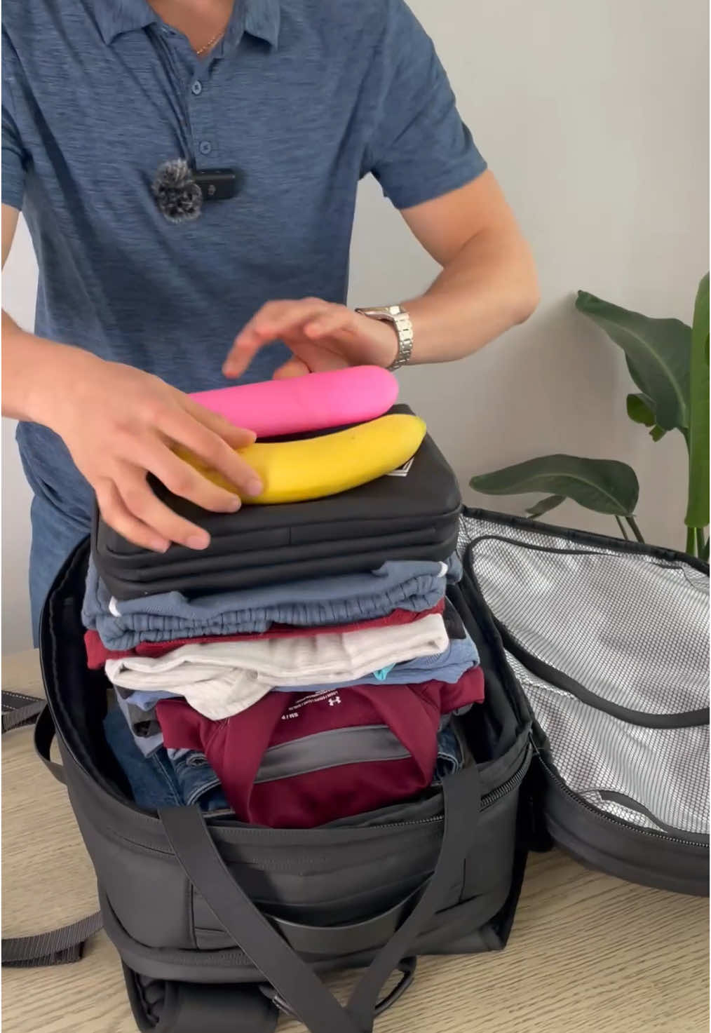 This is how I travel the world in one travel bag. 🤩 #travelbag #vacationmode #packing #traveltips #ryanair 