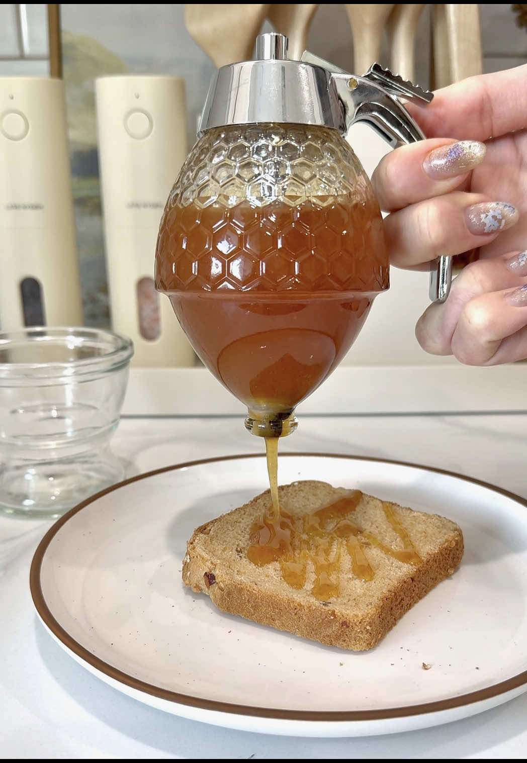 Honey is delicious... but why is it so hard to dispense?! 🍯🙄 This no-drip jar makes it easy, mess-free!!🤍 #amazon #everythingenvy #amazonkitchenfinds #amazonfinds #honeyjar #nomoremess #momhacks #amazonhome #founditonamazon #kitchenupgrade #usefulgadgets #nodriphoneyjar honeyjarhack, kitchentoolsyouneed, kitchengadgets homehack, cookinghack