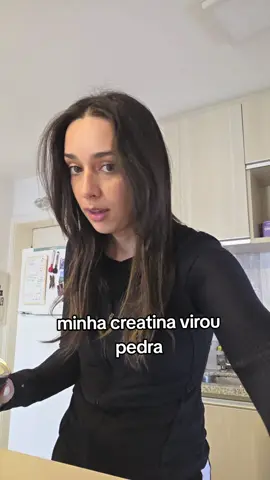 abri o pote de creatina e vi que ela tinha virado pedra (ta bom que fiquei uns bom tempo sem abrir ele mas tudo bem) #creatina #treino 