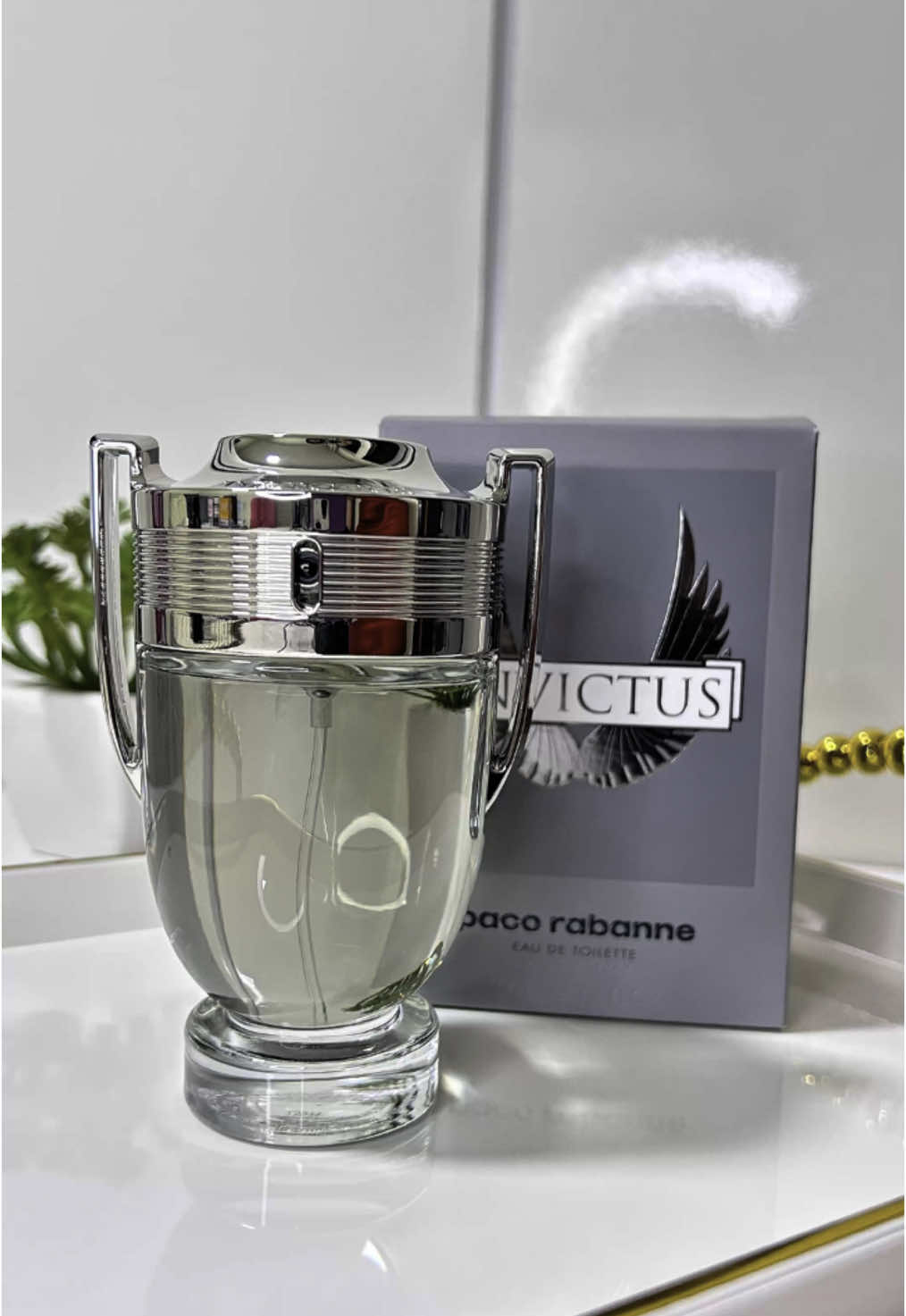 Invictus, Paco Rabanne. Fresco, envolvente e poderoso. Notas marinhas, folhas de louro e madeira marcante. Perfume de campeão, pra quem nasceu pra vencer. Já faz parte do nosso acervo! Disponível em decants: 3 ml – R$ 42,90 5 ml – R$ 65,90! #Invictus #PacoRabanne #PerfumeMasculino #VelunaDecants #PerfumeImportado #TikTokPerfumes