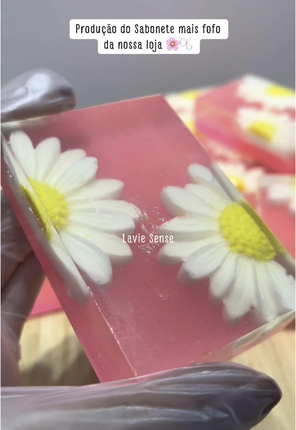 🌸 Produção do nosso sabonete Flor de Cerejeira! Uma fragrância suave e delicada que vai te encantar. O sabonete mais fofo da nossa loja! 🥰 Enriquecido com extrato de aloe vera, ele não só deixa sua pele hidratada, como também é um verdadeiro charme! 💖 Aproveite e garanta o seu em nosso site com 10% de desconto na sua primeira compra! 🛒 Link na bio!  #virał #fyp #vaiprofy #fyppppppppppppppppppppppp #furyou #saboneteartesanal #cosmeticosartesanais 