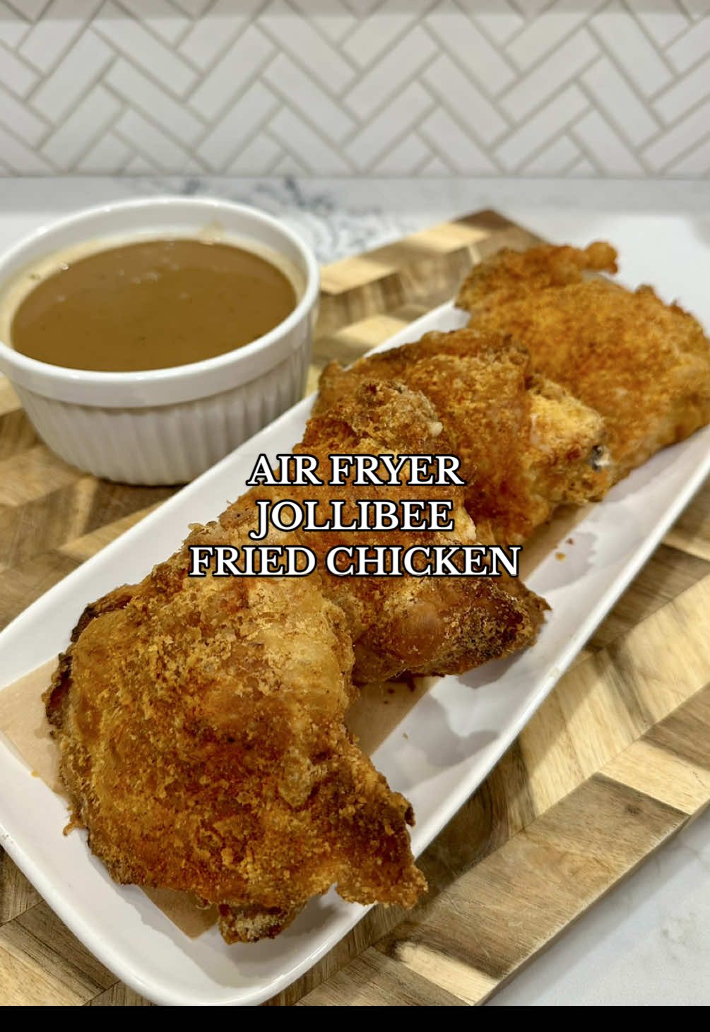 AIR FRYER JOLLIBEE INSPIRED FRIED CHICKEN N GRAVY🍗 For full recipe, visit Thespicyjuju.com ❤️ Idk how I’m going to top this one...but I feel like I’ve discovered a cheat code in life 🤯 ENJOY! #airfryer #friedchicken #jollibee #EasyRecipe #gravy #crispy 