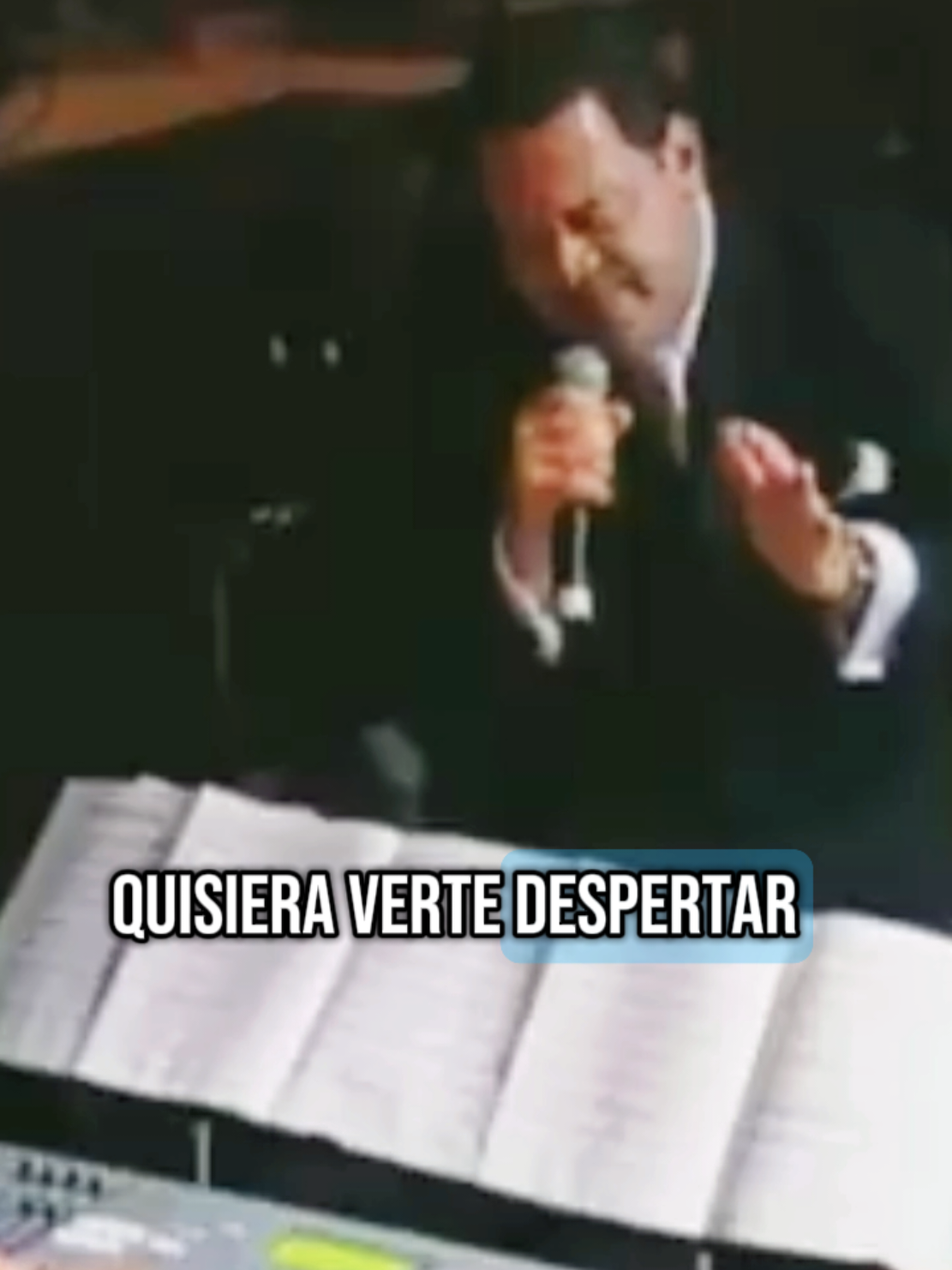 Esta canción que muchos dedican por amor, en realidad fué escrita desde el dolor más insoportable que puede sentir un padre,Tito Nieves estaba en la cima, salas llenas éxitos en la radio, pero su corazón estaba en ruinas, mientras el mundo lo aplaudía él vivía su infierno personal, su hijo Omi con solo 24 años luchaba contra el cáncer, no había gira ni fama ni dinero que pudiera detener lo inevitable, Tito pasaba horas a su lado en hospitales fríos sosteniéndole la mano y fabricando esperanzas que se desvanecían, y cuando su hijo falleció algo dentro de él se quebró para siempre, semanas después, con la voz temblando y los ojos rojos, entró al estudio, no era para grabar un éxito, era para sacar el dolor del alma.  Fabricando fantasías, no fué una canción, fué una carta de despedida, cada verso, cada nota, era un grito silenciado, no estaba dedicada a una pareja, estaba dedicada a un hijo que ya no estaba, y lo más devastador es que Tito la canta con una sonrisa , pero si miras bien en cada escenario aún está abrazando a su hijo con la voz, porque a veces la salsa no solo se baila , también se llora😭 #fyp #titonieves #CapCut #salsa 