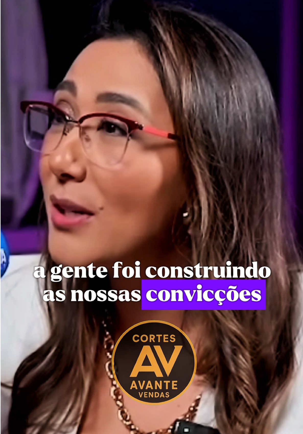 A forma como você vende… pode ser só um reflexo de como você aprendeu a sobreviver. Talvez você tenha medo de ouvir “não”… Porque um dia aprendeu que errar era inaceitável. Talvez sinta culpa por insistir… Porque sempre te disseram pra não incomodar. Mas vender não é invadir. É conectar. E pra isso, às vezes, a gente precisa curar o passado. Esse corte da Dani Martins vai mexer com você. Assiste com atenção… e compartilha com quem sente o peso de vender todo dia. . . . @avanteevenda  . . . #vendas #foco #motivaçao #mentemilionária #sucesso