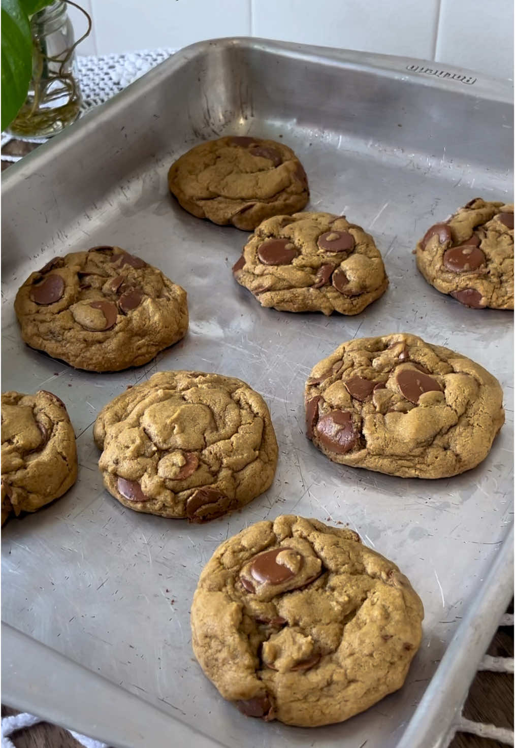 Minha receita de cookies atualizada pra vocês! Fiz algumas alterações e não podia deixar de ensinar aqui, prometo que você finalmente vai conseguir fazer um cookie que dá certo aí na sua casa, é só seguir os passos certinhos!! Ingredientes: 100g de manteiga (uso a com sal mesmo e não dá pra ser margarina, mas tenho uma receita de cookies mais barata já aqui no perfil pra vocês!!); 1 xícara rasa de açúcar mascavo;  1/2 xícara cheia de açúcar refinado; 1 ovo; Essência de baunilha a gosto; 1c/chá de bicarbonato de sódio; 1c/chá de fermento químico; 1 boa pitada de sal 1 + 3/4 de xícara de farinha de trigo 2 + 1/2 barras de chocolate acima de 50% de cacau. Levar no congelador por pelo menos 1 hora antes de assar (assar o cookie congelado permite que ele esparrame aos poucos na forma e fique crocante por fora, mas com um interior macio, com bastante chocolate derretendo). Assar no forno pré aquecido a 220 graus por 12 minutos Rendimento: 11/12 cookies grandes. Ps: Cookie sai molhinho do forno mesmo e quando estria que chega no ponto certo! Aí ivocê já consegue desenformar e comer. Se você deixar no forno atá endurecer, vai esfriar e ficar duro igual pedra😂😂 Ps2: a medida da xícara é padrão, 250ml