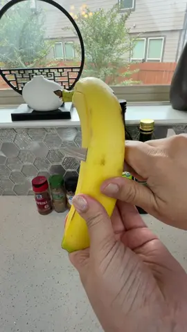 The best way to peel a banana  #chefstyle #asmr #asmrvideo #asmrpeeling #cutwithme 
