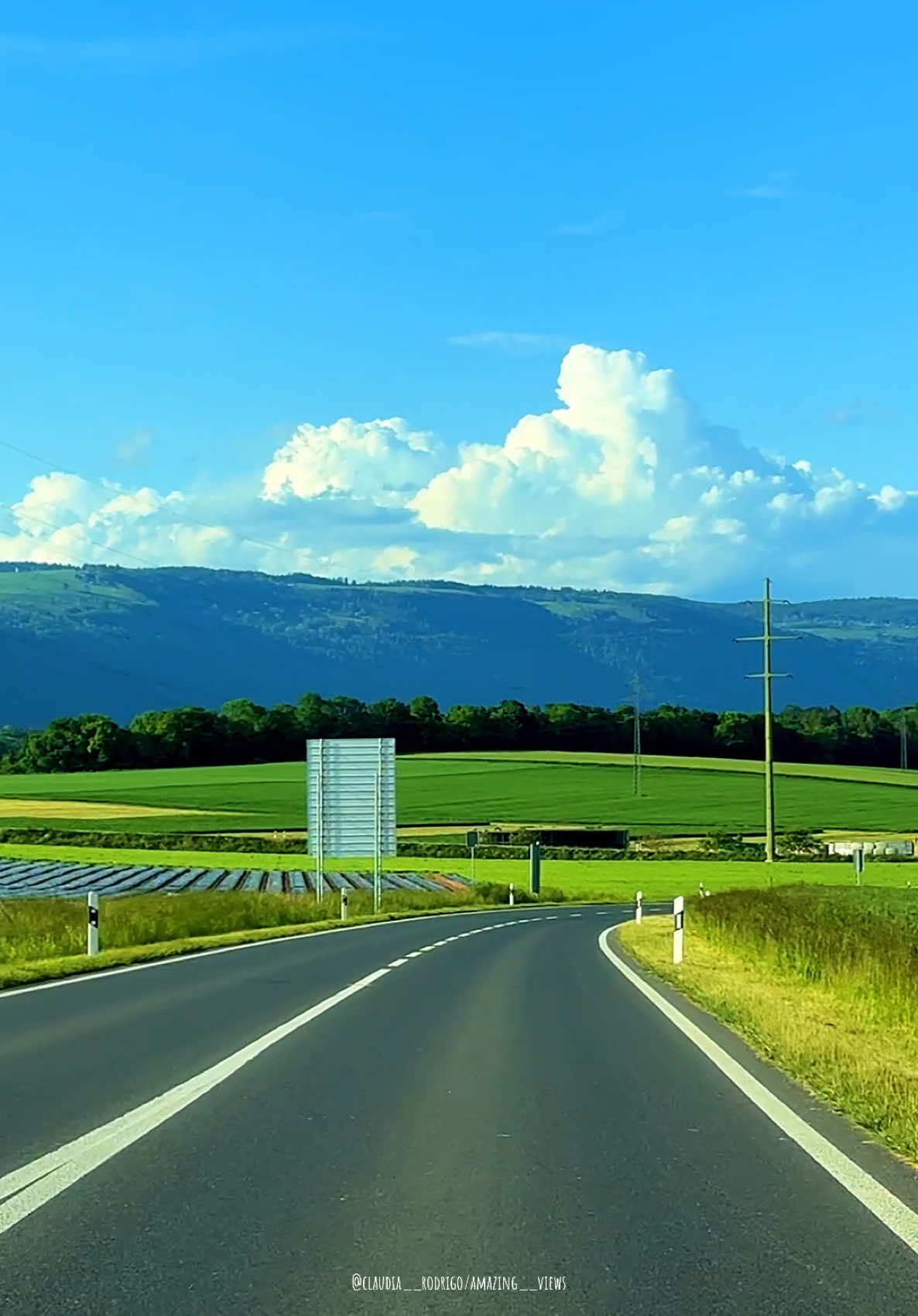 #switzerland🇨🇭 #switzerlandtourism #switzerlandtravel #swissroads #beautifuldestiny #switzerlandmountains #beautifulplaces #beautifulview #switzerlandnature #cejour #beautifuldestinations #claudia__rodrigo 