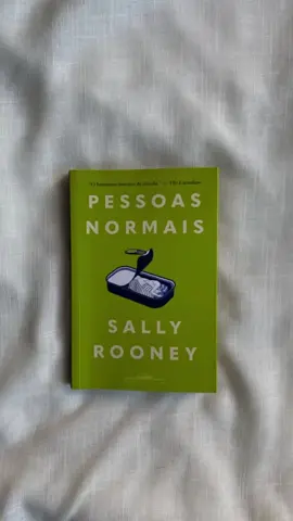 Te convencendo a ler Pessoas Normais pela aesthetic do livro. 💚🍀📚 #normalpeople #sallyrooney #aesthetic 