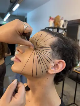 Hilo como herramienta para maquilar 💎 Process on Our INTENSIVE ARTISTIC WORKSHOP by @Jazmin Calcarami  #kabukischool #kabukimakeupschool #inspomakeup #artisticmakeup #makeuppro