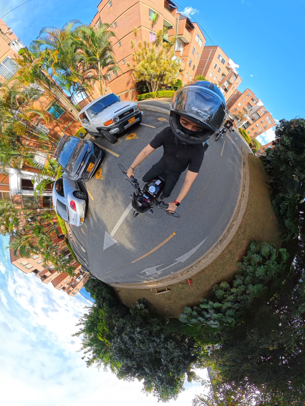 Aprovechando un lindo día🙏🏼 en la ciudad de medellín 🇨🇴#insta360 #insta360x5 #medellin #verano #paisaje #colombia #motocicleta #moto #dios #sol 