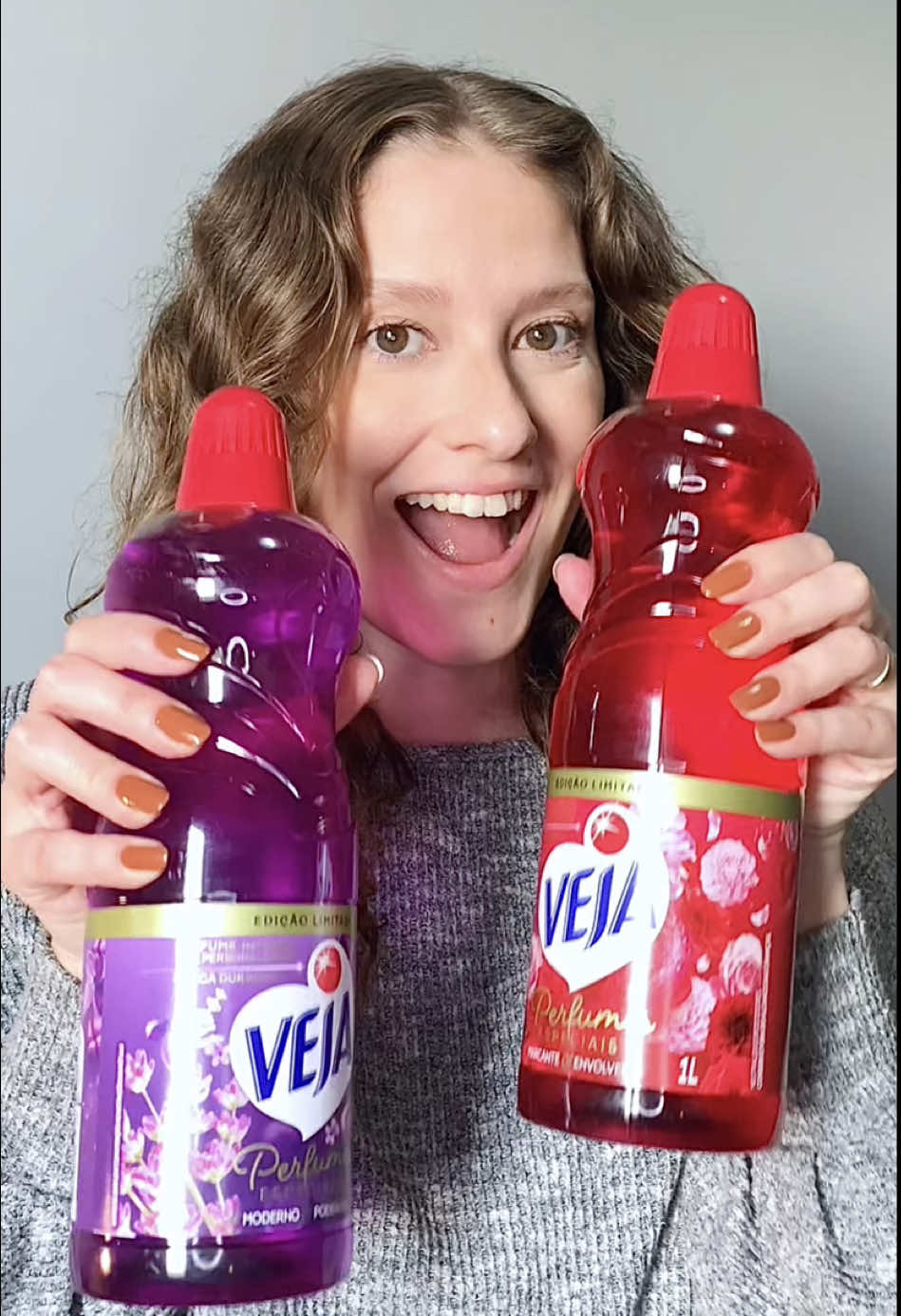 Sua casa sempre cheirosa com @Veja ✨ Veja apresenta sua nova linha PERFUMES ESPECIAIS, que limpa com fragrâncias intensas deixando a casa cheirosa por mais tempo São duas versões: - Multiuso: com 3x mais fragrância, que limpa, dá brilho e pode ser usado em diversas superfícies da casa - E o Limpador Perfumado para Pisos: edição limitada, sua fragrância concentrada neutraliza maus odores A linha conta com duas fragrâncias marcantes, que perfumam por mais tempo: - Marcante & Envolvente: floral com notas amadeiradas. - Moderno & Poderoso: frescor da lavanda com um toque de frutas  Vou testar e mostrar tudinho pra vocês 💖 @The Insiders Brasil  #InsidersVejaPerfumesEspeciais #TheInsidersBrasil #dicas #casa 