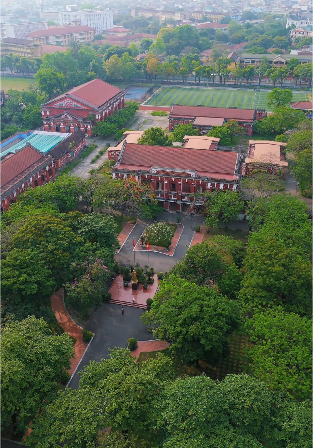 “Hiền tài là nguyên khí quốc gia” - Trường Quốc học Huế, top 3 ngôi trường trung học phổ thông lâu đời nhất Việt Nam, nơi Bác Hồ và Đại tướng Võ Nguyên Giáp đã từng học. #ilovevietnam🇻🇳🇻🇳🇻🇳 #hue#quochochue 