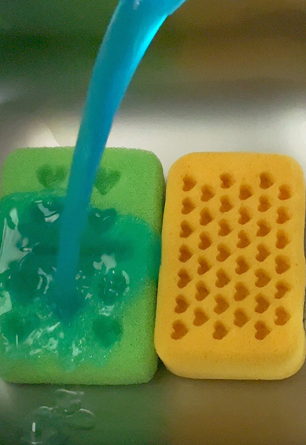 Loved this texture sm🥰 I hope all the mommies had an amazing Mother’s Day!!♥️ Ps why is TT trying to sabotage me 😒 when my videos post they look blurry as hell. They don’t look like that on my iPhone while I’m editing. Getting tired of this app 🥲💔  Okay rant over love yall 😬🫶🏻 #spongesqueezing#spongesqueezingasmr#spongeasmr#spongetok#CleanTok#cleantokasmr#squeezesasmr#suds#sudsy#Ajax#pinalen#foca#epoxysponge 