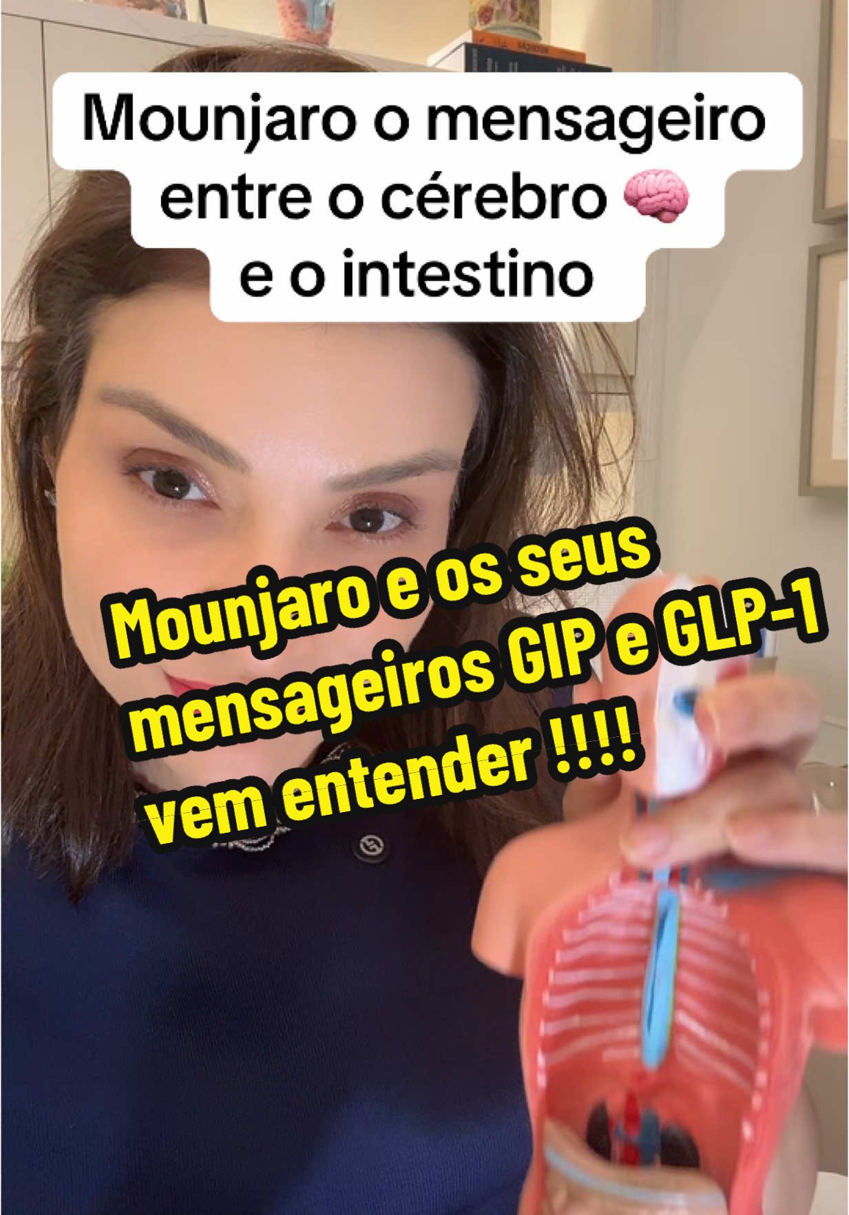 GLP-1 e GIP. São nomes estranhos… Mas eles são seus aliados. Eles são hormônios que saem do seu intestino e falam com seu cérebro, com o pâncreas e até com a gordura. GLP-1 diz: “tá tudo bem, pode comer menos agora.” GIP diz: “e tá tudo certo continuar gastando energia.” Juntos, eles fazem o corpo voltar a ouvir. Com tirzepatida, esses dois mensageiros são ativados ao mesmo tempo. É como se o cérebro ganhasse óculos novos: ele vê melhor, entende melhor, sente melhor. Você para de beliscar sem perceber. Come com mais consciência. E isso… muda tudo. #mounjaro #tirzepatida #perdadepeso #saude #obesidadeeutratocomrespeito 