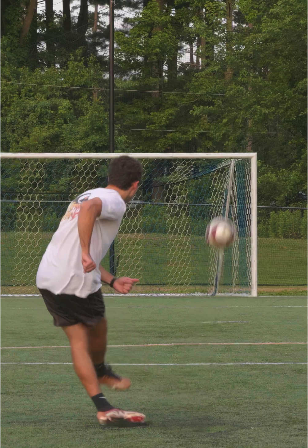 the way the ball floats 😳☄️ #fyp #freekick #knuckleball #jabulani #football #footballer #Soccer #asmr #satisfying