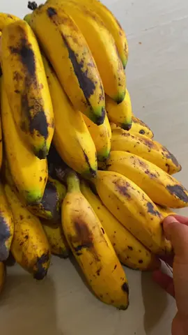 pisang janten ini seperti ini ya gaes... pilih yg super yaa ... kalo super dah pasti tua di pohon .. pisangnya pulen dan lembut .. kalo g milih yg super nanti rasa pisangnya keras bagian tengah nya #ilanabolen #pringsewulampung 