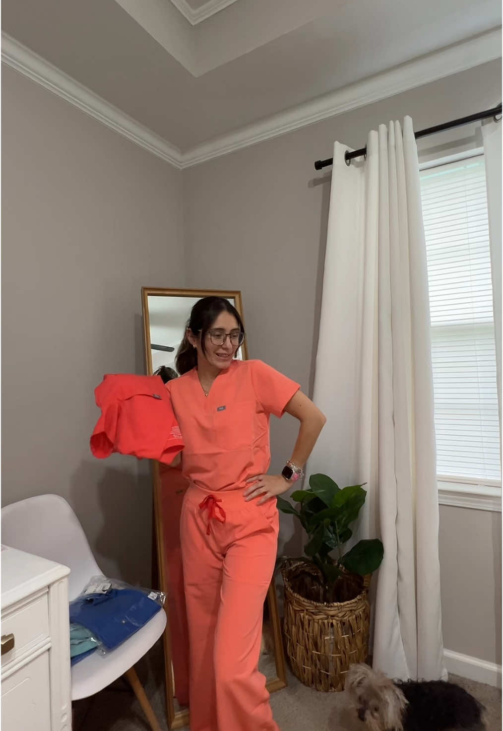 Make dinner with me & try on new pair of scrubs 🌸🌷@wearfigs  #figs#tryonhaul#figsscrubs#makedinnerwithme#sprouts#fyp#latinacontentcreator#afterworkvibes#dinner#scrublife#minivlog#monday#mondaymood#girlythings 