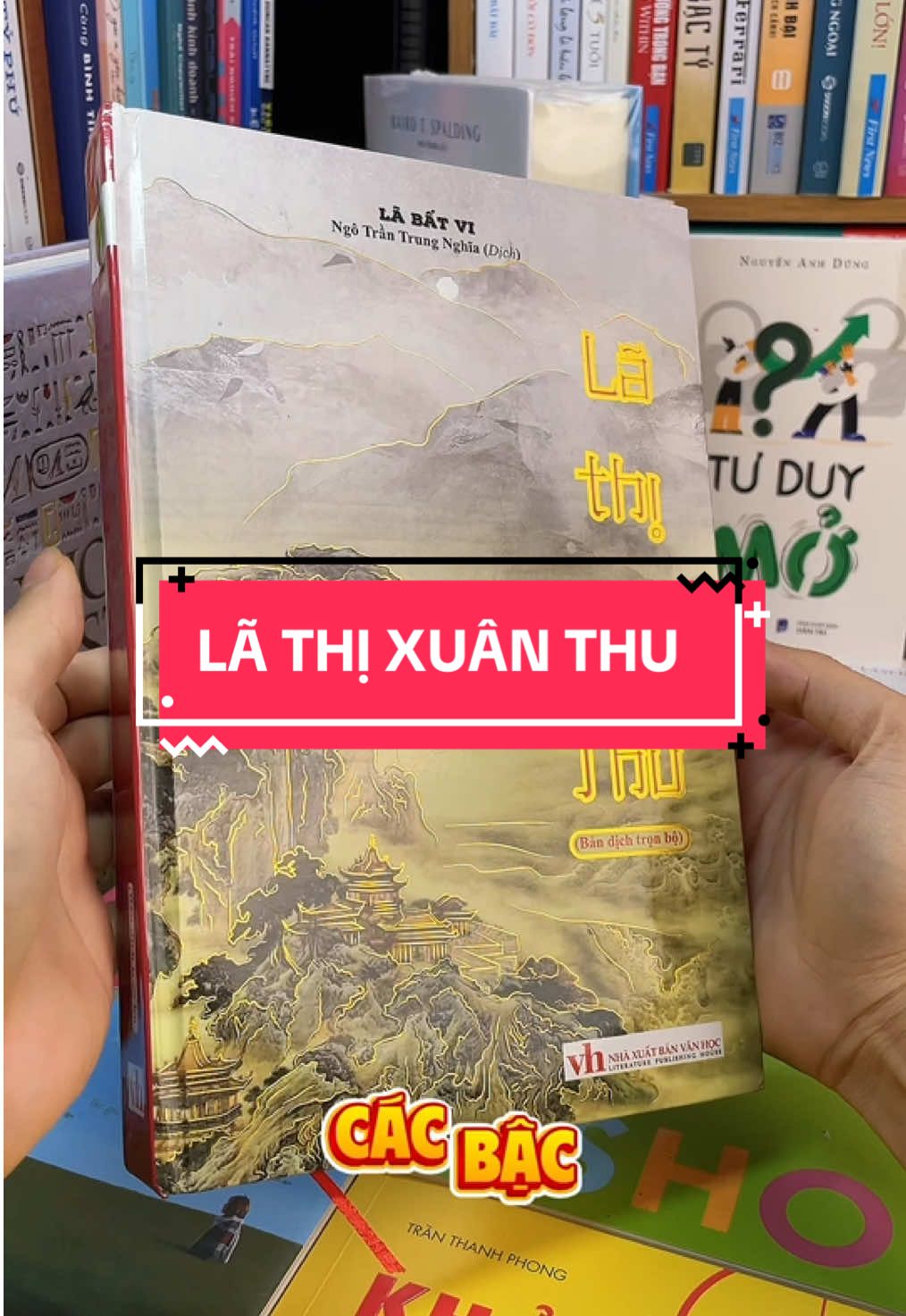 “Lã Thị Xuân Thu” – Bộ sách gối đầu giường của các bậc quân vương, bí kíp trị quốc, an dân và tu thân đỉnh cao của thời Chiến Quốc! Được biên soạn bởi Lã Bất Vi, một thương nhân kiệt xuất kiêm thừa tướng nước Tần – cuốn sách này là tổng hợp trí tuệ của cả trăm học giả, kết tinh những tinh hoa lớn nhất của các trường phái: Nho – Pháp – Đạo – Âm Dương – Mặc gia… Mỗi trang sách đều là: 	•	Một bài học trị quốc, dụng nhân sâu sắc, được viết bằng lời văn cô đọng, súc tích. 	•	Một chiến lược nhìn người – xử thế – lập thân, ứng dụng được cả trong đời sống hiện đại. 	•	Một kho triết lý sống trí tuệ và thực tế, giúp bạn hiểu đạo làm người, làm chủ vận mệnh chính mình. Nếu bạn là người yêu triết học phương Đông, đam mê học thuật và khát khao phát triển bản thân bằng trí tuệ cổ nhân – thì “Lã Thị Xuân Thu” chính là kho báu bạn không thể bỏ lỡ. #tiemsachbinhyen #BookTok #sachhay #sách #reading #lathixuanthu 
