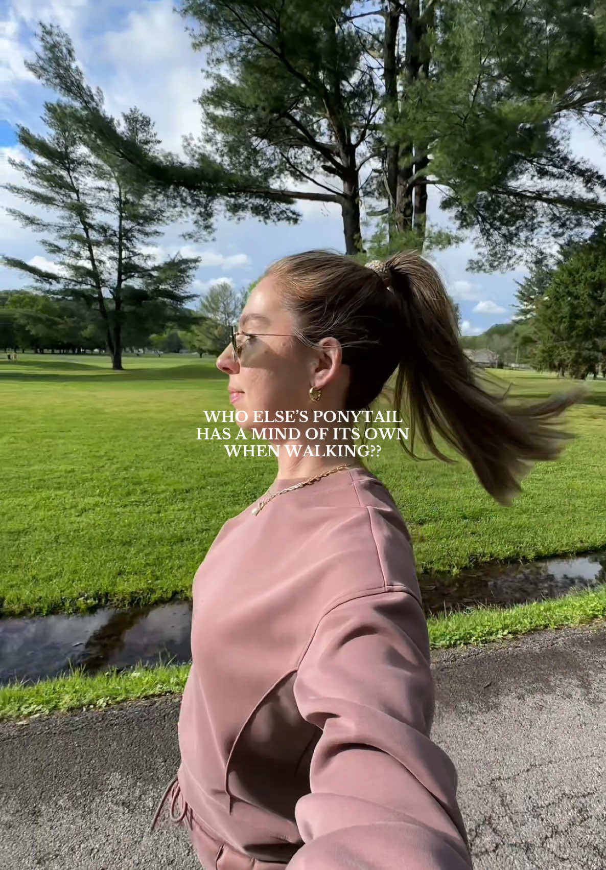 the unintentional ponytail swing is serving attitude 🤌🏼 #walking #walk #hotgirlwalk #ponytail #fyp  