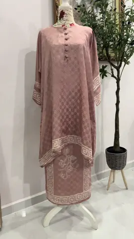 Cantik ayudia milo ni warna nampak mewah..ramai yg tny defect di mana utk set ni..defect di bahagian lengan tu sahaja corak GG tu ada tak balance sikit..tapi masih nampak sempurna bila pakai..sayangnyaaa kak bagi harga rugii...sapa grab takkan menyesal..☺️