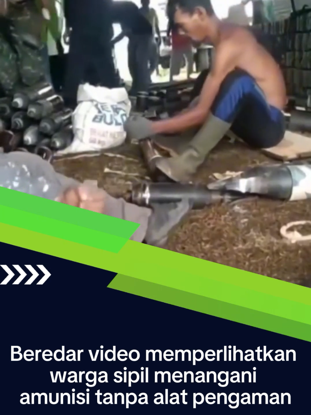 Beredar di duga video sebelum kejadian, terlihat Pria Pria ini tanpa pengaman.  Sebuah ledakan besar terjadi saat proses pemusnahan amunisi kadaluarsa, menewaskan 13 orang. Lokasi kejadian di Desa Sagara, Cibalong, Garut – Senin, 12 Mei 2025, 4 perwira TNI AD dan 9 lainnya adalah warga sipil 🎥 kripikpedesnew #mediaindonesia #news #media #fypage #fyp #viral #viralvideos #ledakan #tni 
