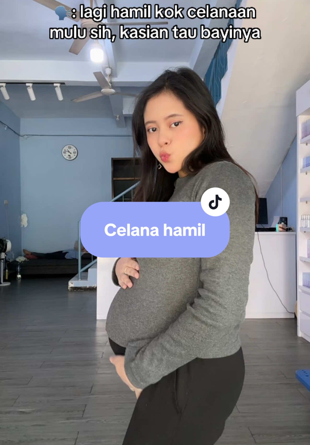 Hari gini kan ada yang namanya celana hamil bund