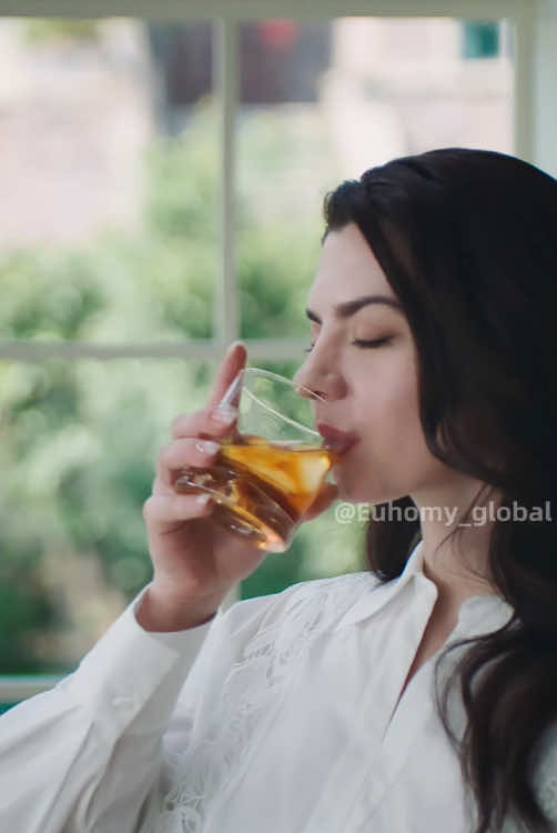 Cloudy ice melts.Clear ice endures.#euhomy #ice #crescentice #icecubes #icemaker #icemachine #icemachine #euhomyicemaker #countertopicemaker #iceasmr #clearice #kitchenfinds #homefinds 