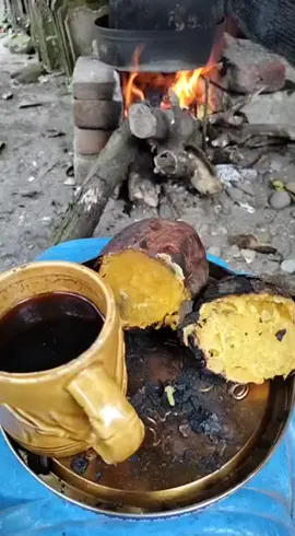 nikmatnya kopi hitam + ubi cillembu open sendiri #ubicilembu #fyp #fyppppppppppppppppppppppp #viral #beranda 