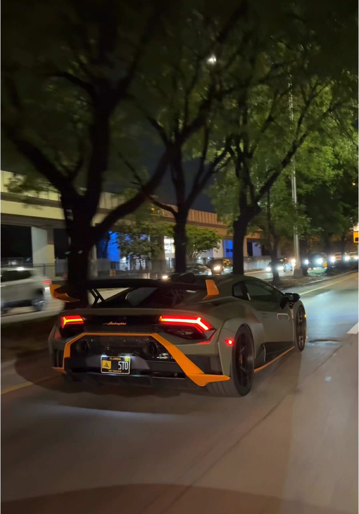 Sto on a night cruise in Miami🏎️🌴 #lamborghini #huracansto #sto #miami 