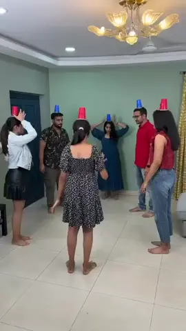 🤣🎉 ¡Ríete hasta que se te caiga el vaso… pero no literalmente! Este juego es una locura: todos con un vaso en la cabeza, y el reto es derribar el del otro sin perder el tuyo 🥴🎯 Perfecto para subirle el nivel a cualquier fiesta de adultos 🎊 #FiestaDeAdultos #JuegosLocos #CumpleJuegos #DiversiónGarantizada #RíeJuegaCelebra #PolaClownJuega #FiestasConHumor
