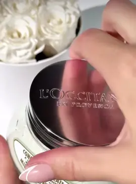 Kem dưỡng thể hạnh nhân siêu kinh điển của loccitane e có sẵn ạ 