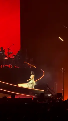 @Dua Lipa cantando “Falling Forever” Radical Optimism Tour Noche 2 Madrid 12/05/2025. #dualipa #dua #fallingforever #radicaloptimism #radicaloptimismtour #madrid #españa #spain 