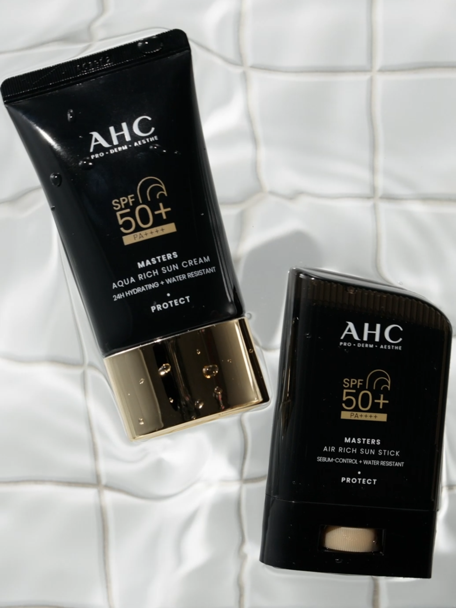 지금부터 여름 준비 시작 📢 ⠀ 끈적임 NO! 촉촉한 착붙 보습 #블랙선크림  ⠀ 백탁 NO! 산뜻한 보송 아웃도어 #블랙선스틱  ⠀ 강력한 5중 프루프 효과로 어떤 장애물에도 완벽하게 자외선 차단을 선사하는 여름 필수템 ✨ ⠀ 지금 ‼️ 카카오 선물하기에서 구매하고 메쉬 파우치까지 득템해 보세요 🏖 ⠀ - ⠀ Be ready for your summer now 📢 ⠀ Non-sticky and moisturizing Adhesive moisture #BlackSunCream  ⠀ No white-casting with comfort spread Matte outdoor #BlackSunStick  ⠀ With powerful 5-proof protection, it‘s the ultimate summer essential that perfectly blocks UV rays against any obstacle ✨ ⠀ And now !! GIfting a mesh pouch if buying at Kakao Gift Shop 🏖 #AHC #AHC마스터즈 #마스터즈선케어 #마스터즈선크림 #마스터즈선스틱 #블랙선크림 #블랙선스틱 #태민선크림 #UV에이징선크림 #착붙보습선크림 #수분충전선크림 #선크림추천 #AHC선크림 #태민선스틱 #No1선스틱 #기름종이선스틱 #보송아웃도어선스틱 #선스틱추천 #AHC선스틱 #안티에이징 #MASTERS #MASTERS_SUN #카카오선물하기 #카카오톡선물하기 