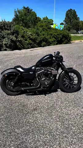 Swipe pas , écoute 🔊 #HarleyDavidson #883iron #motorcycle #moto #sportster883 #v2 #exhaust #sttropez 