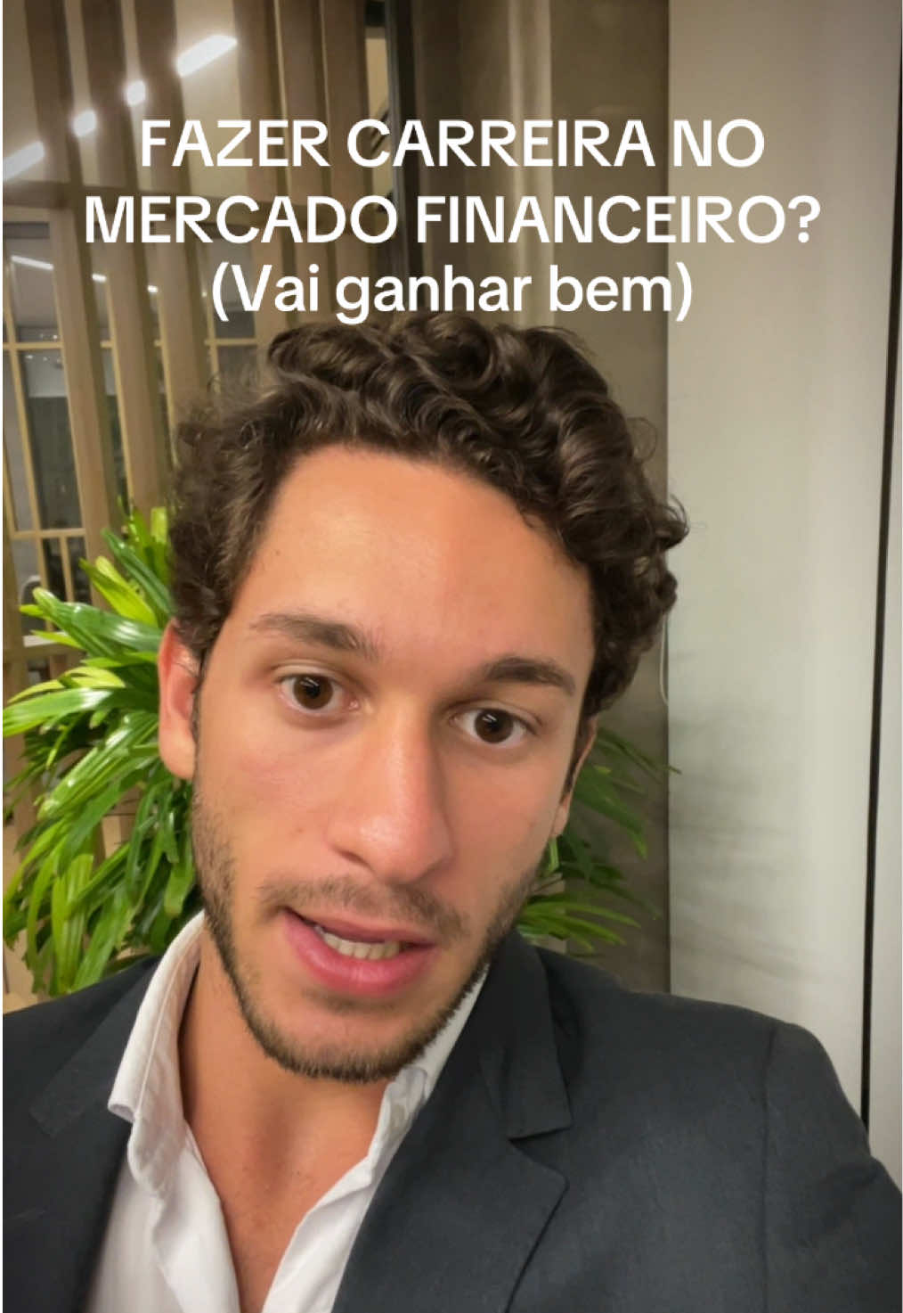 Vai ganhar mais que juíz.  Muitas posições no mercado financeiro, principalmente no médio e longo prazo, irão remunerar extremamente bem.  Um dos maiores exemplos disso é o Investment Banking (IB), que é conhecido por suas longas jornadas de trabalho e grande remuneração, sendo uma das áreas técnicas mais bem pagas no mundo.  Seguindo essa linha técnica, também podemos citar gestão de fundos, venture capital e private equity.   Porém, ele não está sozinho. Tem áreas comerciais, como consultoria, assessoria e corporate banking que, trabalhado da forma certa, atendendo bem e tendo como objetivo o longo prazo, você também pode passar dos 100 mil por mês ainda jovem, antes dos 35 (conheço muitos). Não será fácil, mas é possível se trabalhar muito.  No vídeo eu falo dois caminhos ou formas de entrar no mercado financeiro:  1) Está em uma instituição target; 2) Está em instituições normais ou deseja mudar de carreira.   Não esquece de salvar o vídeo e seguir para ficar por dentro do mercado financeiro e ter boas dicas de carreira! #mercadofinanceiro #carreira #fgv #linksb #insper #ibmec #usp #puc #fyp 