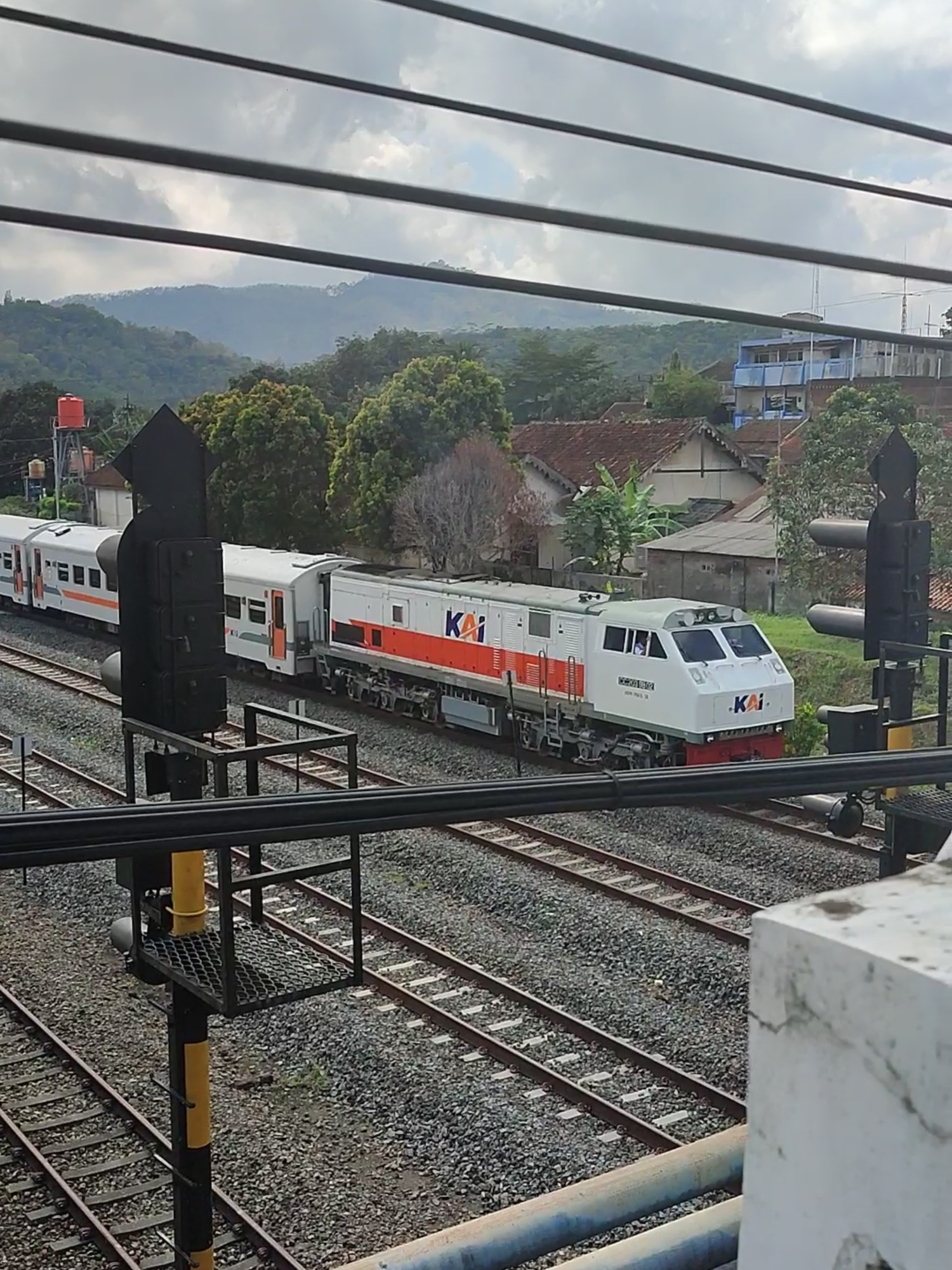 Nonton kereta di Stasiun Banjar #kereta #keretapi